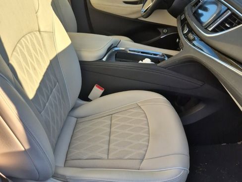 Used 2024 Buick Enclave Avenir image 12