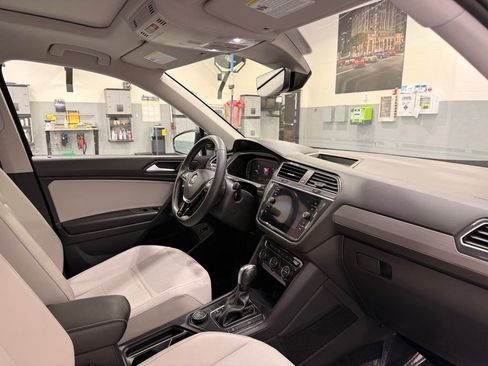Used 2021 Volkswagen Tiguan SE image 28
