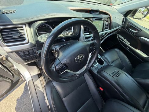 Used 2019 Toyota Highlander XLE FWD image 16