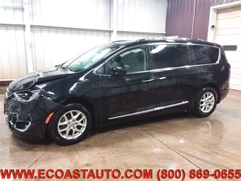 Used 2020 Chrysler Pacifica Touring-L image 2