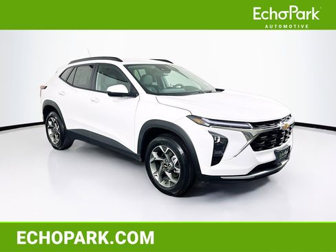 Used 2025 Chevrolet Trax LT w/ LT Convenience Package image 1