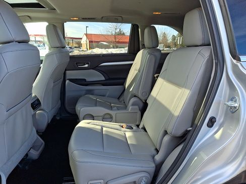 Used 2018 Toyota Highlander XLE image 10