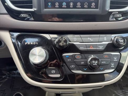 Used 2018 Chrysler Pacifica Touring-L FWD image 23