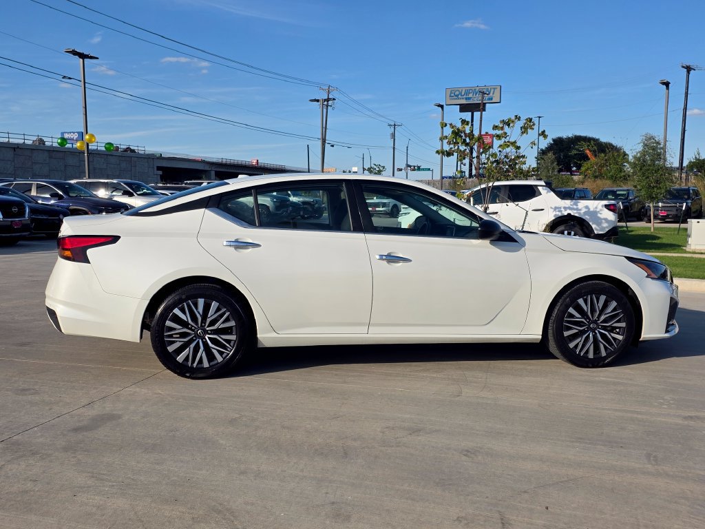 Used 2024 Nissan Altima 2.5 SV FWD image 12