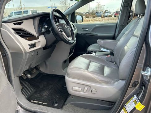 Used 2017 Toyota Sienna XLE Premium image 12