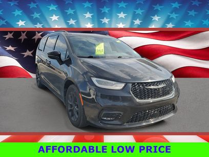 Used 2021 Chrysler Pacifica Touring-L w/ Uconnect Theater Family Group