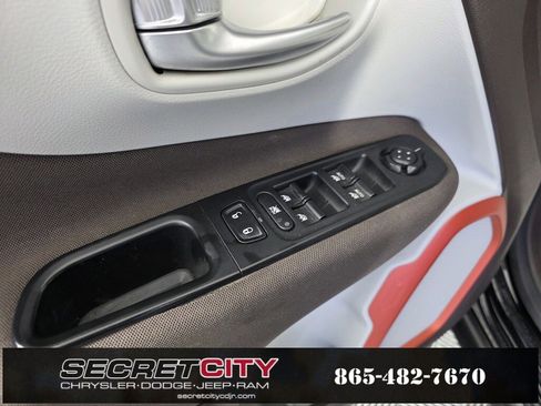 Used 2015 Jeep Renegade Latitude image 12