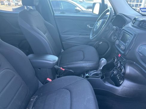 Used 2016 Jeep Renegade Latitude image 4