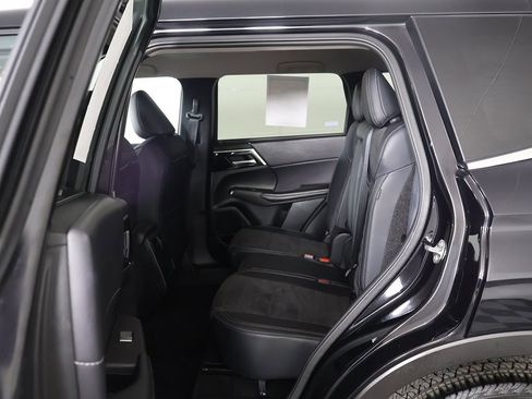 Used 2024 Mitsubishi Outlander SE image 28