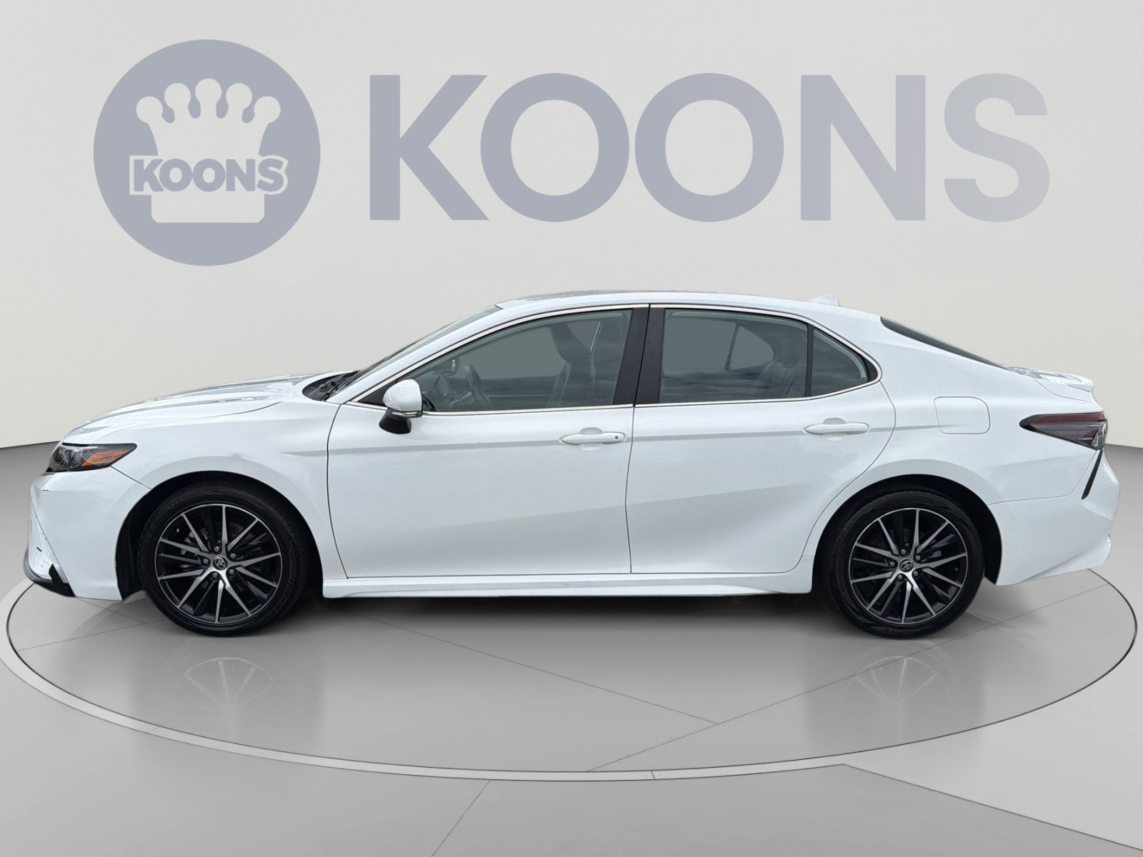 Used 2023 Toyota Camry SE FWD image 1