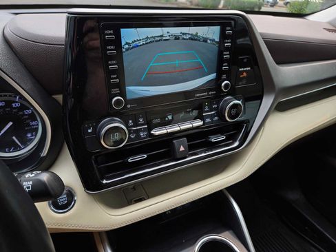 Used 2022 Toyota Highlander XLE AWD/4WD image 28