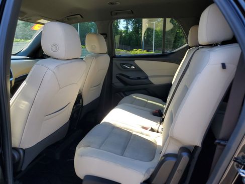 Used 2023 Chevrolet Traverse LS FWD image 11