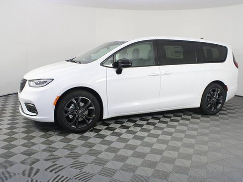 New 2026 Chrysler Pacifica Select image 2