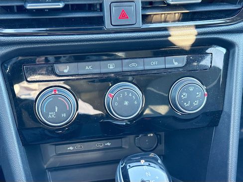 Used 2023 Volkswagen Taos SE w/ Panoramic Sunroof Package image 33