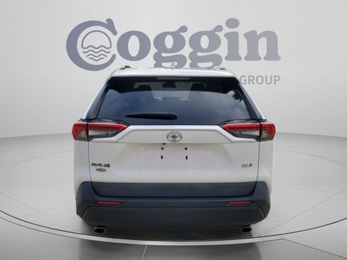 Used 2021 Toyota RAV4 XLE w/ Convenience Package FWD image 3