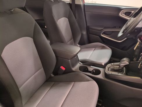 Used 2022 Kia Soul LX image 11