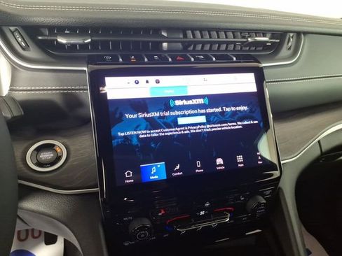 Used 2025 Jeep Grand Cherokee Limited AWD/4WD image 18