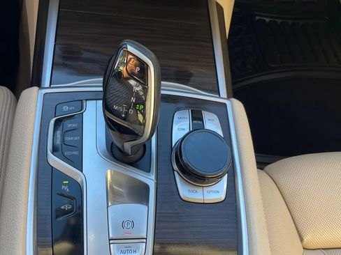 Used 2018 BMW 740i image 23