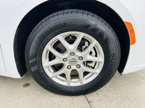 Used 2023 Chrysler Pacifica Touring-L image 41