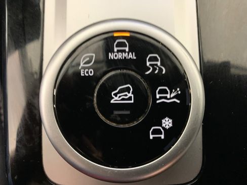 Used 2025 Mitsubishi Outlander SE image 27