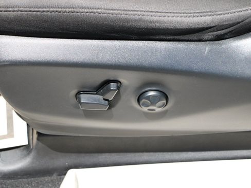 Used 2023 Chrysler Voyager LX FWD image 23