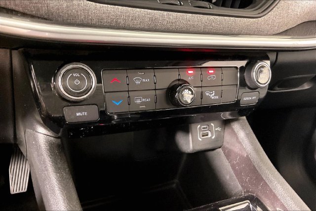 Used 2022 Jeep Compass Latitude w/ Mopar Graphics Package FWD image 13