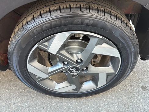 Used 2024 Hyundai Venue SEL FWD image 9