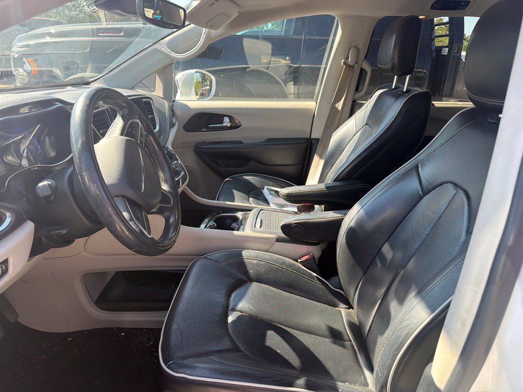 Used 2022 Chrysler Pacifica Limited FWD image 2