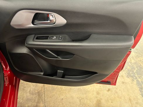 Used 2025 Chrysler Pacifica Limited FWD image 23
