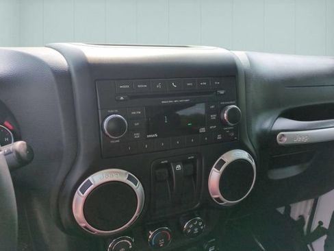 Used 2018 Jeep Wrangler Sahara w/ Connectivity Group AWD/4WD image 15