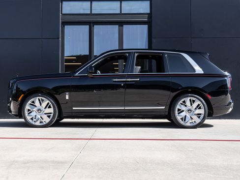 Used 2025 Rolls-Royce Cullinan image 3