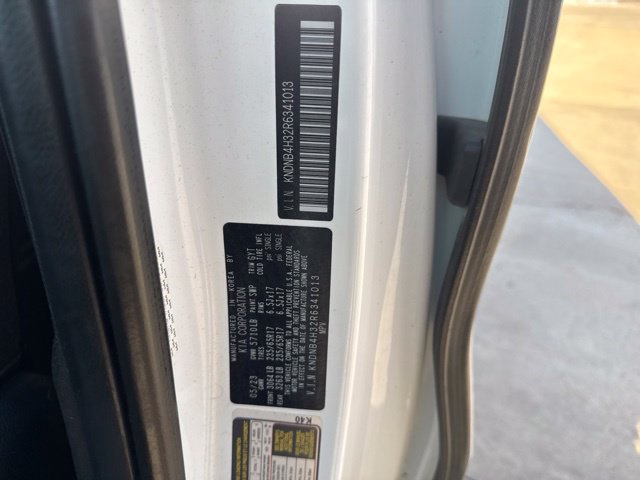 Used 2024 Kia Carnival LX FWD image 22