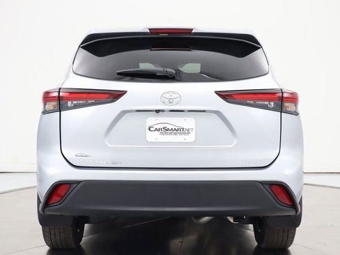 Used 2024 Toyota Highlander XLE image 4