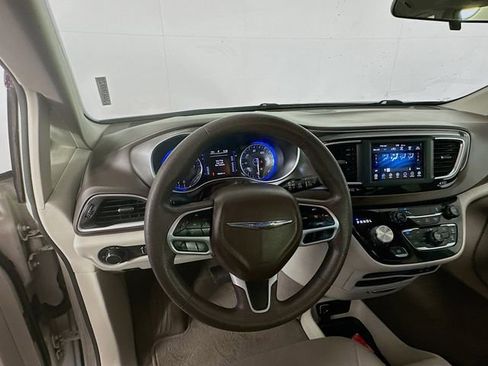 Used 2019 Chrysler Pacifica L image 11