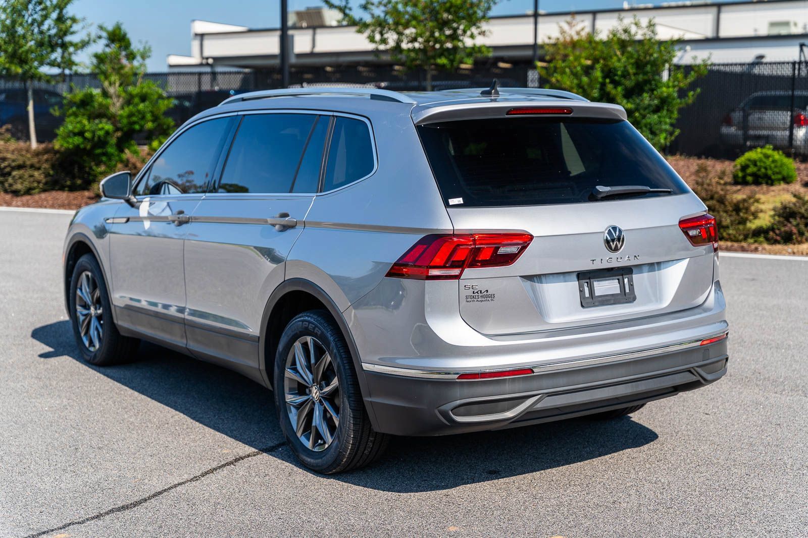 Used 2023 Volkswagen Tiguan SE w/ Panoramic Sunroof Package FWD image 5