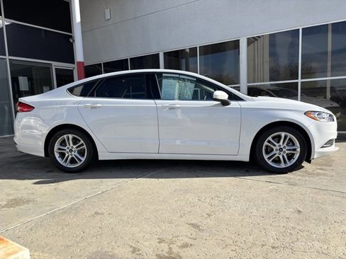 Used 2018 Ford Fusion SE w/ Fusion SE Technology Package image 2