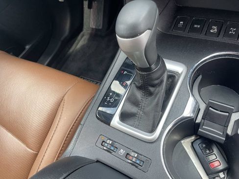 Used 2017 Toyota Highlander Limited AWD/4WD image 29