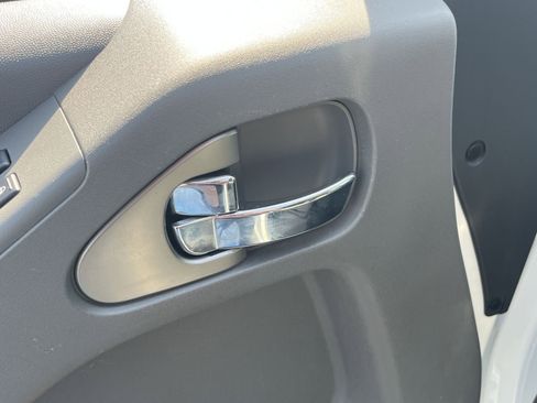 Used 2019 Nissan Frontier SV image 11