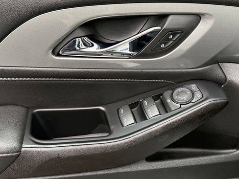 Used 2023 Chevrolet Traverse LT image 19