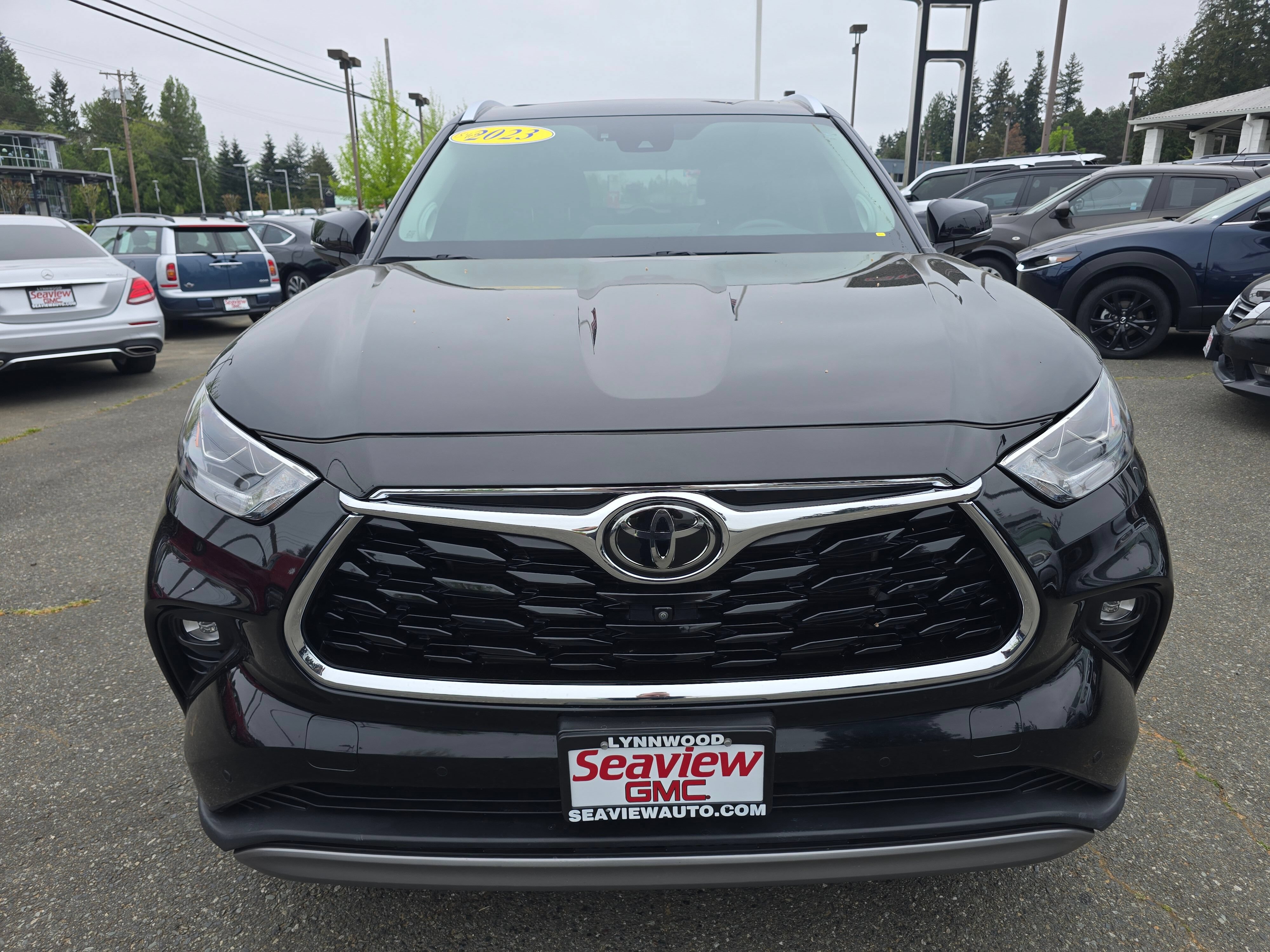 Used 2023 Toyota Highlander Platinum AWD/4WD image 2