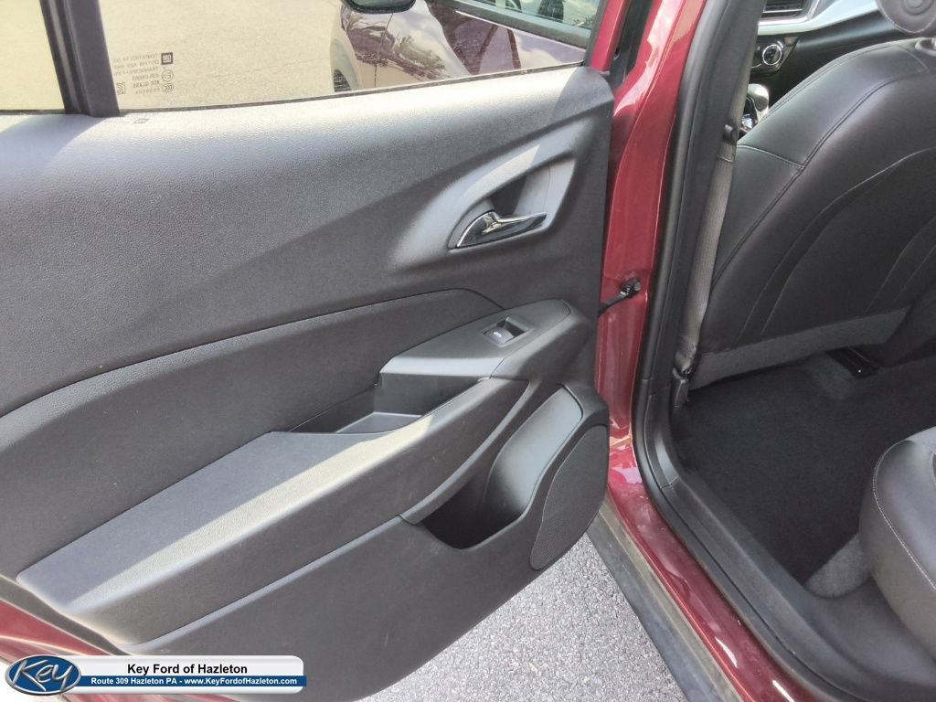 Used 2025 Chevrolet Trax LT FWD image 15