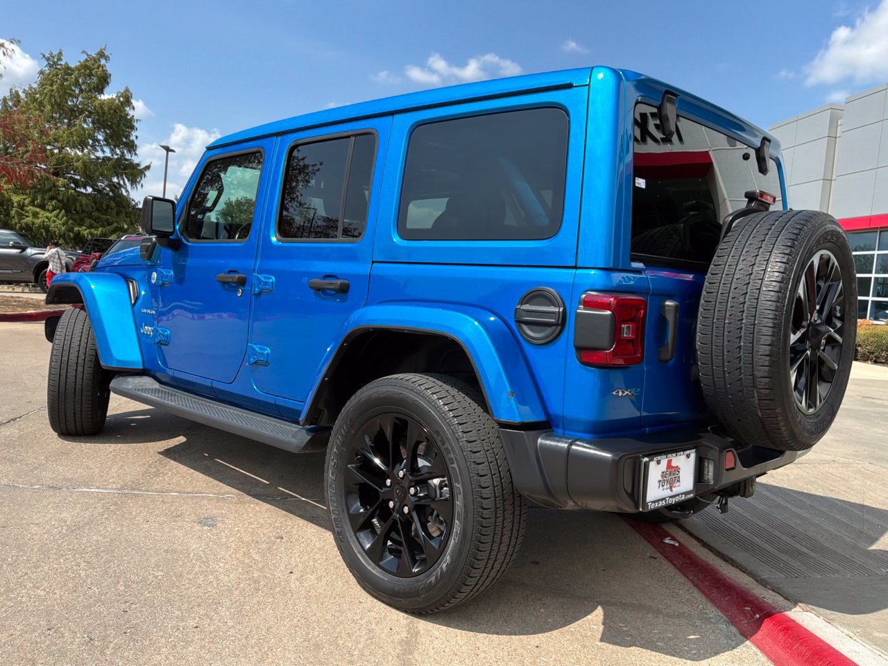 Used 2021 Jeep Wrangler Unlimited Sahara w/ Cold Weather Group AWD/4WD image 8