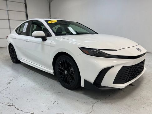 Used 2025 Toyota Camry SE FWD image 8