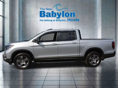 Used 2025 Honda Ridgeline TrailSport image 2