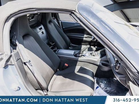 Used 2021 MAZDA MX-5 Miata Club RWD image 17