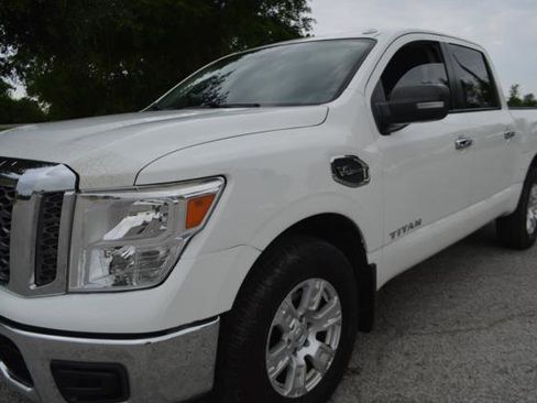 Used 2017 Nissan Titan SV image 4