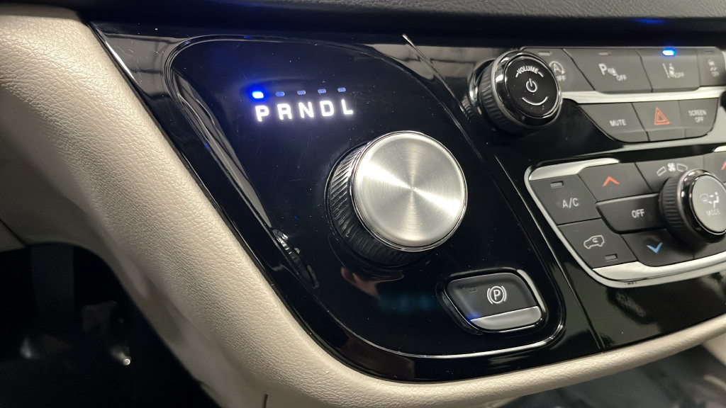 Used 2024 Chrysler Pacifica Touring-L FWD image 18