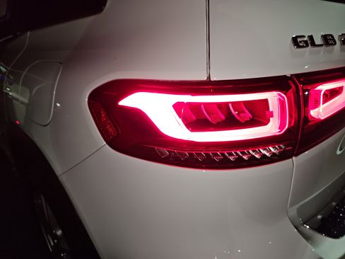 Used 2021 Mercedes-Benz GLB 250 4MATIC image 36