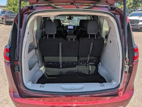 Used 2023 Chrysler Pacifica Limited FWD image 6