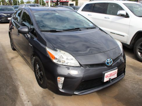 Used 2015 Toyota Prius Four FWD image 2